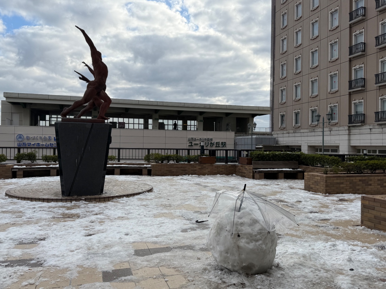 ユーカリヶ丘駅前のモニュメントと雪だるま