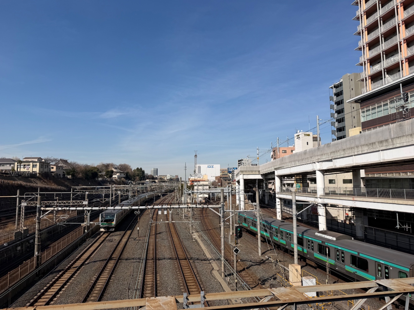 日暮里駅の下御隠殿橋から見下ろすJRの線路