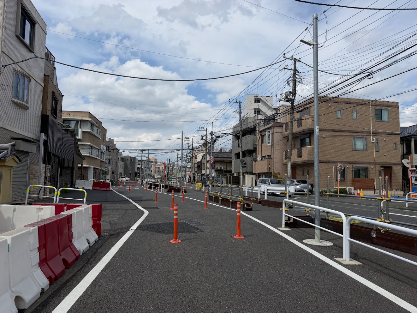 道路の拡張工事の準備がされている住宅道路