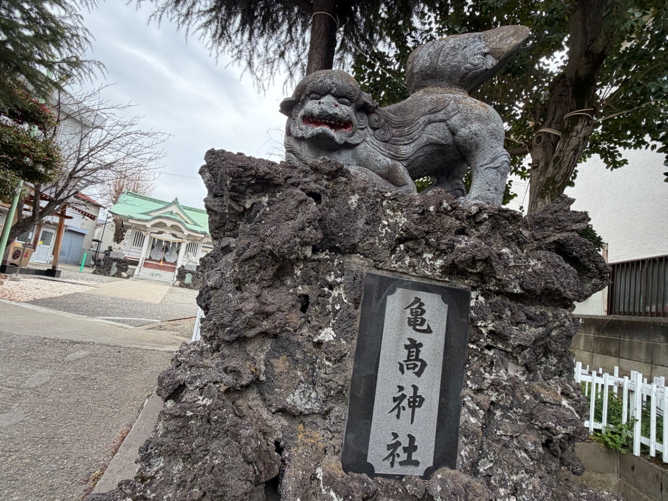 亀高神社の狛犬と本殿