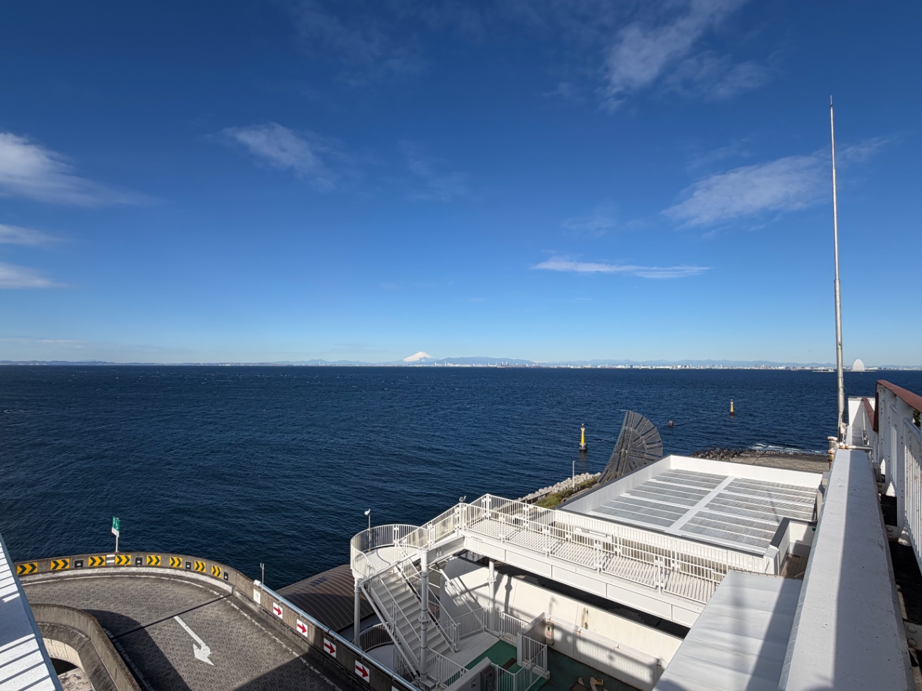 海ほたるパーキングエリアのデッキから東京湾の神奈川方面を望む