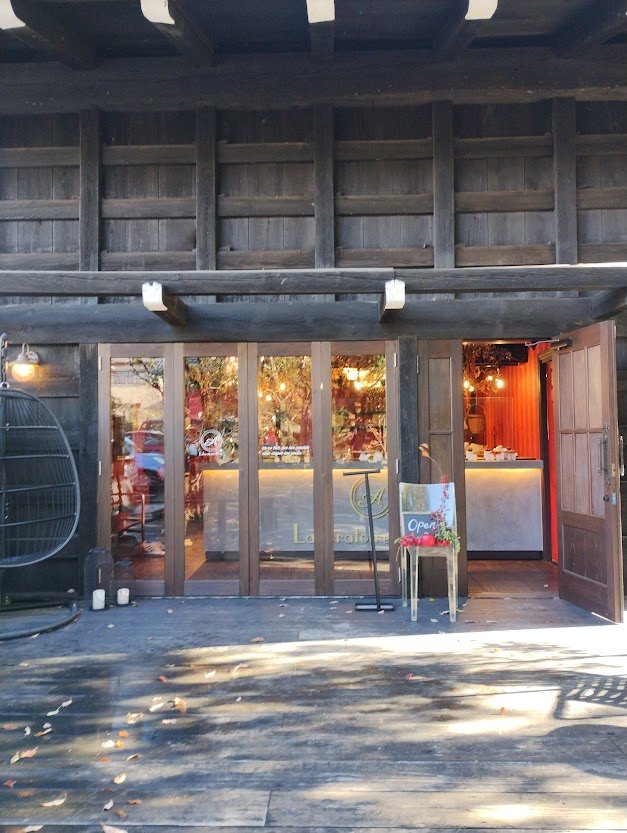 カヌレ屋の外観。和風の店舗。