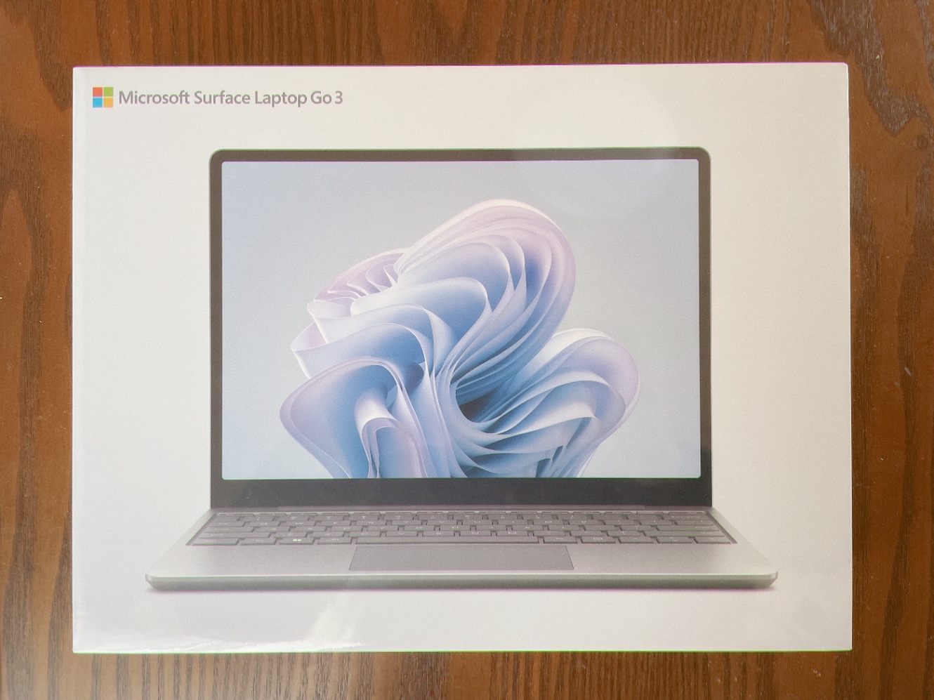 Microsoft Surface LaptopGo3の外箱の写真