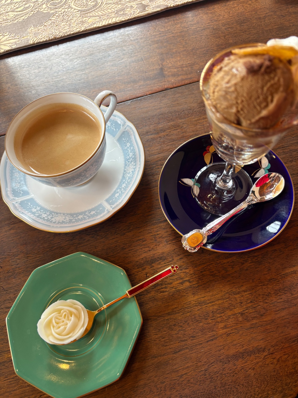 食後のコーヒーを頼んだらジェラートがおまけでつきますと言われて出てきた豪華セット