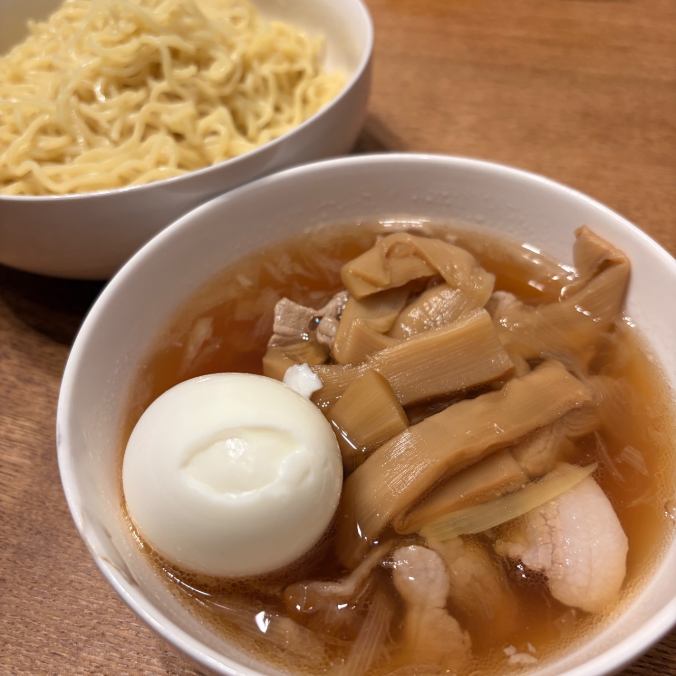 つけめん、つけ汁、ゆで卵、めんま，豚こまがが写っている