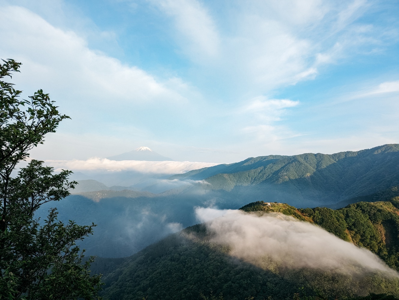 三ノ塔から富士山と烏尾山荘を望む。