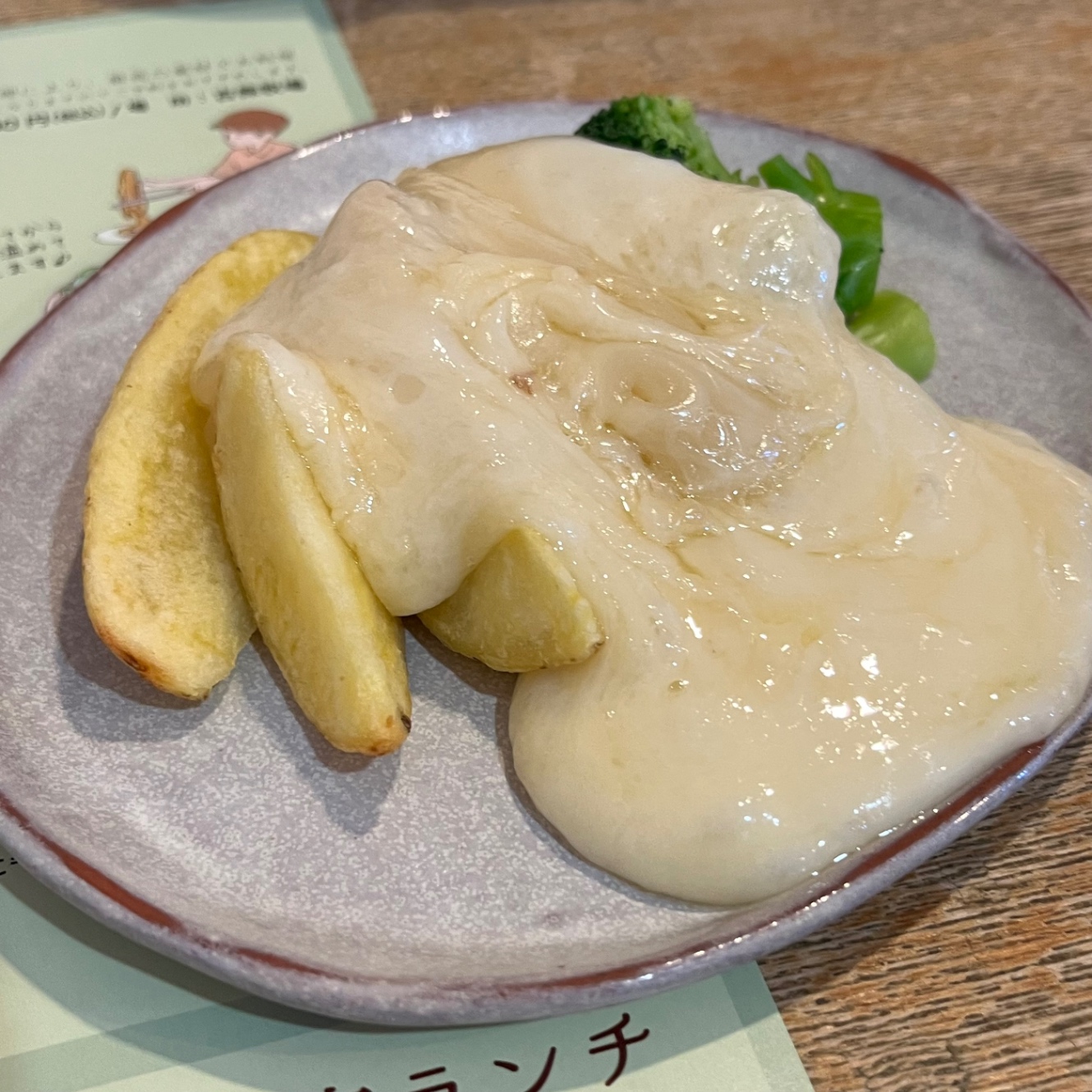 パン、キッシュ、サラダ、牛肉のワイン煮込み、乳清のスープがのったプレートとラクレットチーズがたっぷりかかったポテトとブロッコリーのプレートは後から到着。