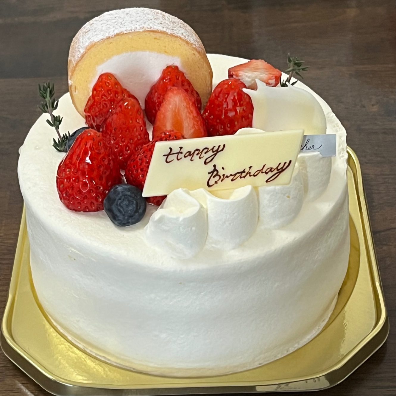 苺ののった誕生日のデコレーションケーキ