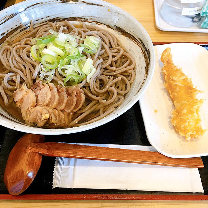 冷たい山形そばの鶏肉蕎麦と海老の天ぷら