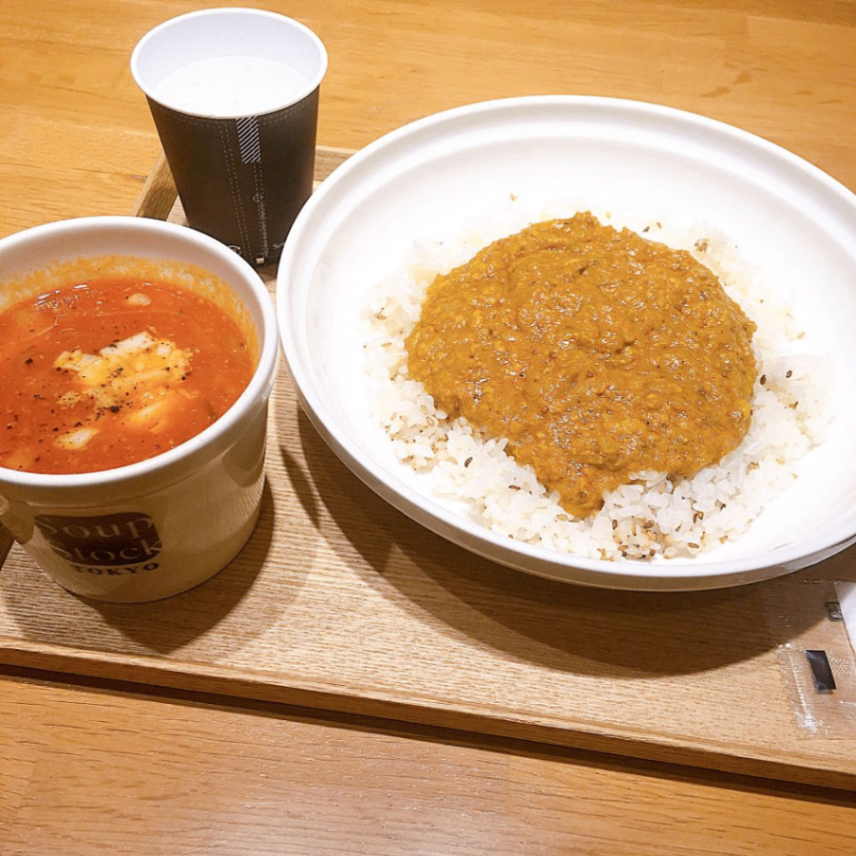 Soup Stock Tokyoのスープとカレー。スープは豚とトマトのストロガノフ、カレーはカリフラワーとひよこ豆のスパイシーキーマカレー