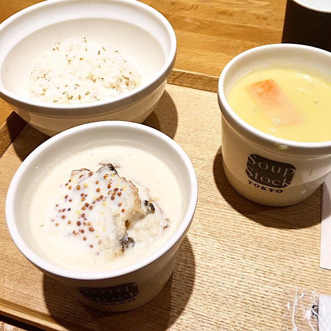 Soup Stock Tokyoのプレート。フェルメールの牛乳を注ぐ女のスープと北海道産とうもろこしのシチューに白ごまご飯