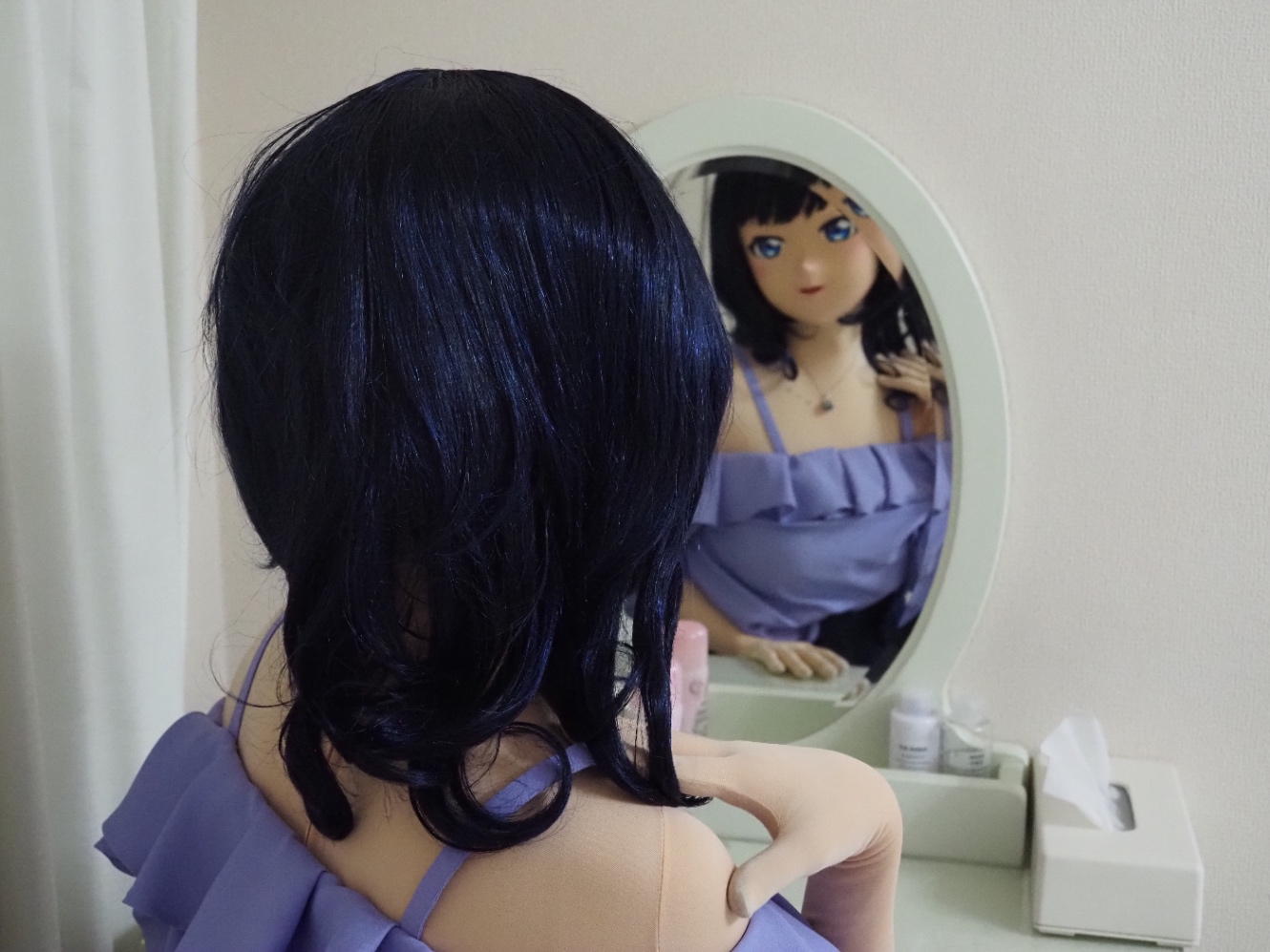 デート服を着て鏡台の前に座っている朝香果林の着ぐるみ