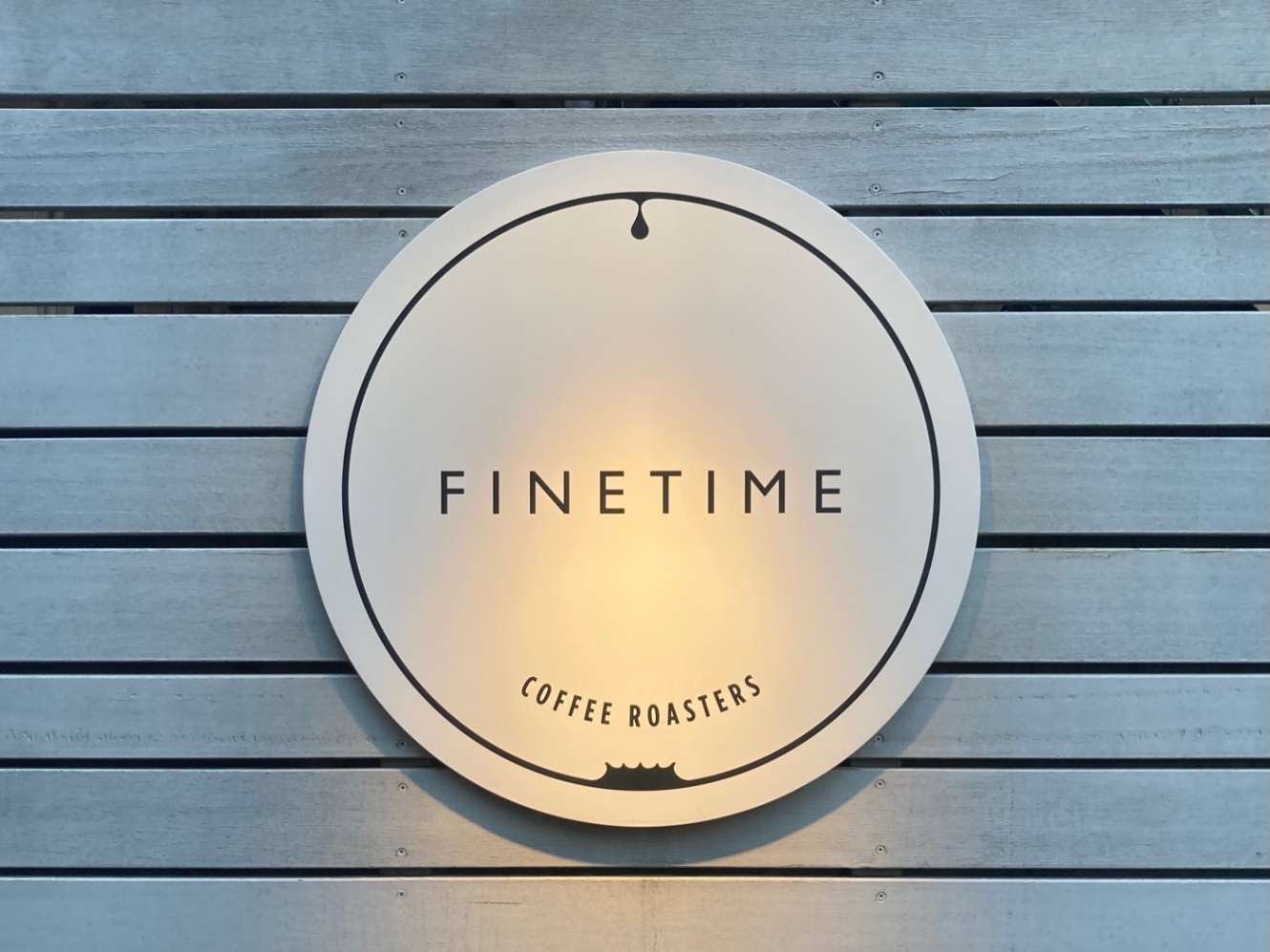 よく行くコーヒー屋さんの丸い看板。ライトが付くと月っぽくなる。