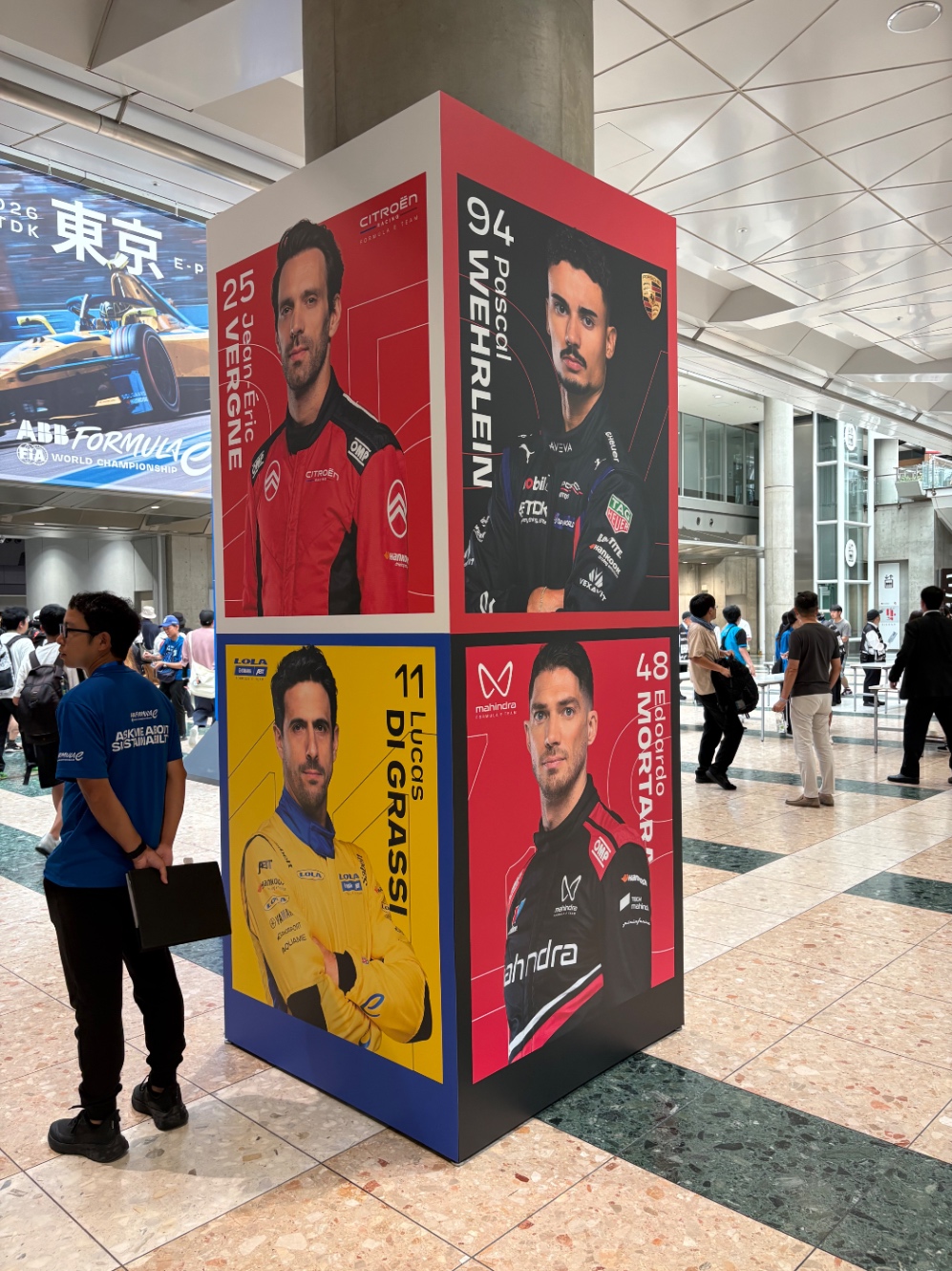 フォーミュラE東京E-Prix会場ビッグサイト内のドライバーの写真パネル