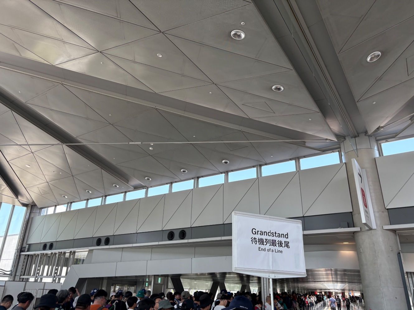 フォーミュラE東京E-Prixグランドスタンド入場待機列と最後尾札