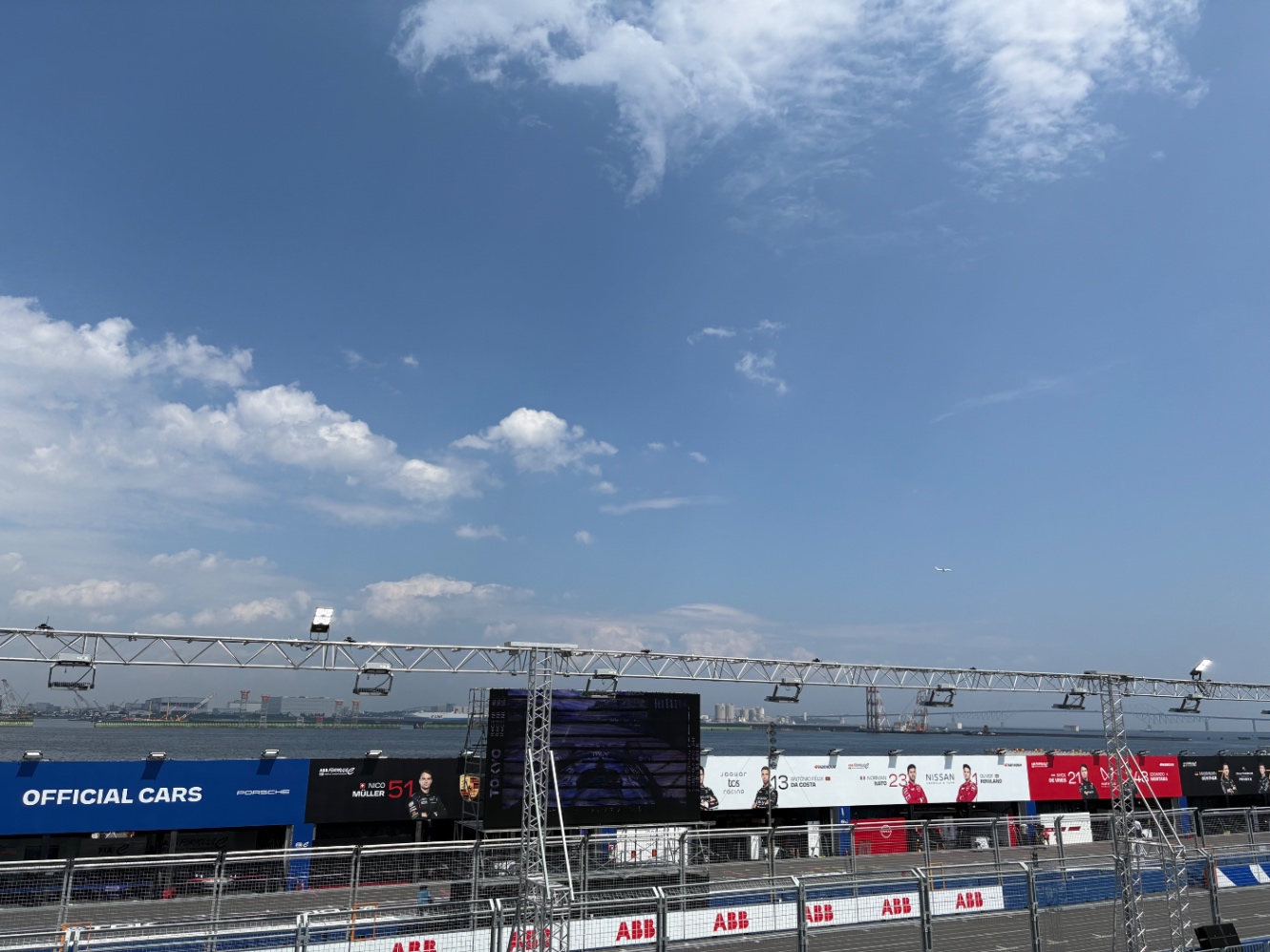 フォーミュラE東京E-Prixグランドスタンドからピットとその向こうの東京湾を臨む。